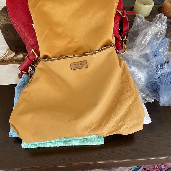 Stunning red leather Prada bag. - Picture 6 of 11